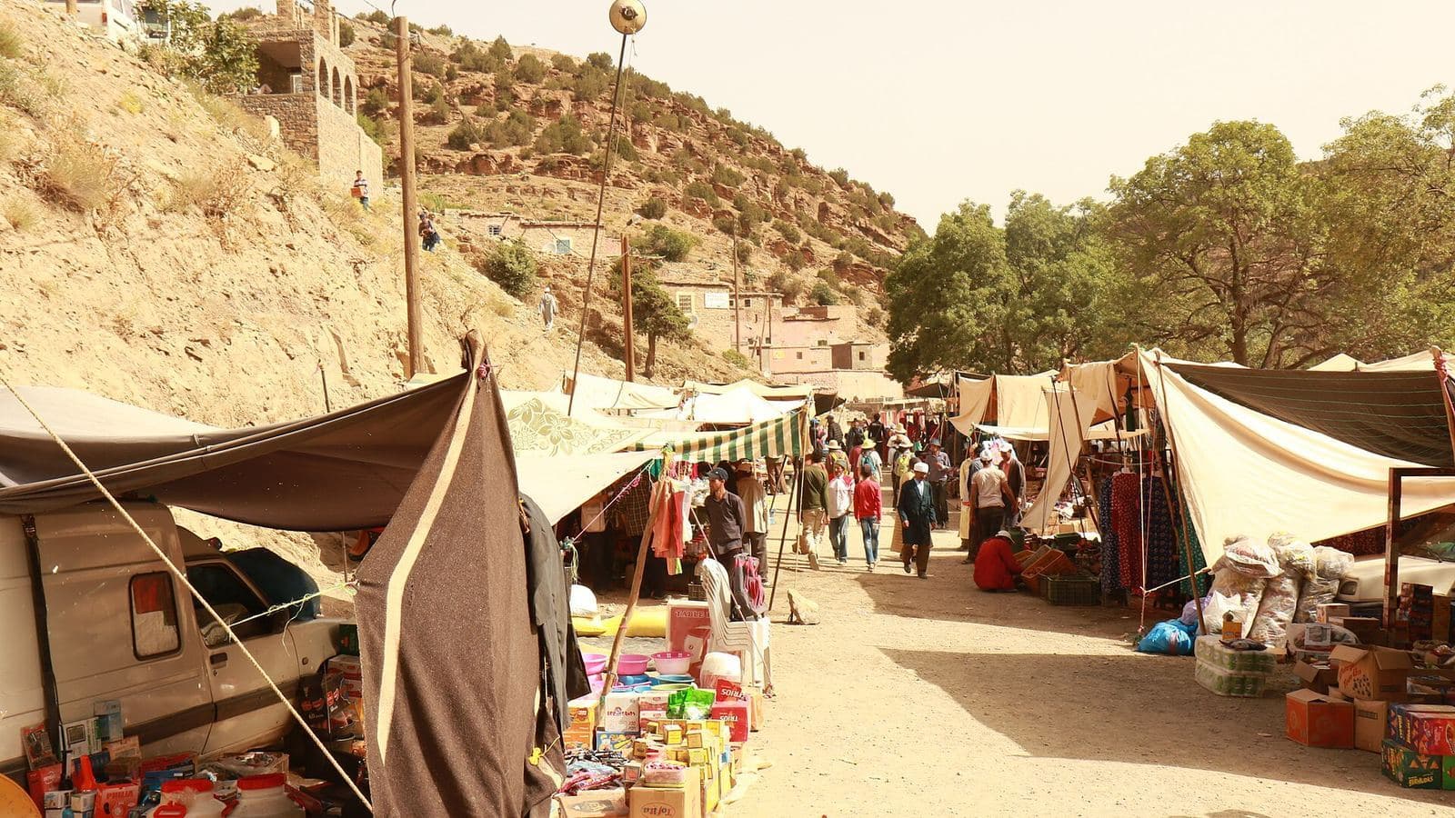 Tentes et étals le long d'une piste lors d'un souk berbère hebdomadaire dans les montagnes marocaines
