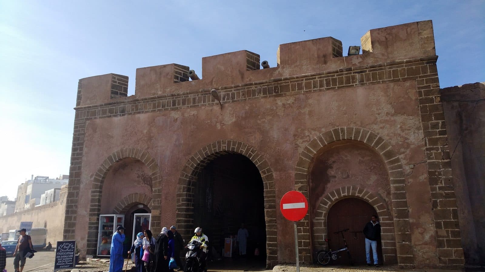 La triple arche crénelée de Bab Doukkala, l'une des principales portes de la médina d'Essaouira