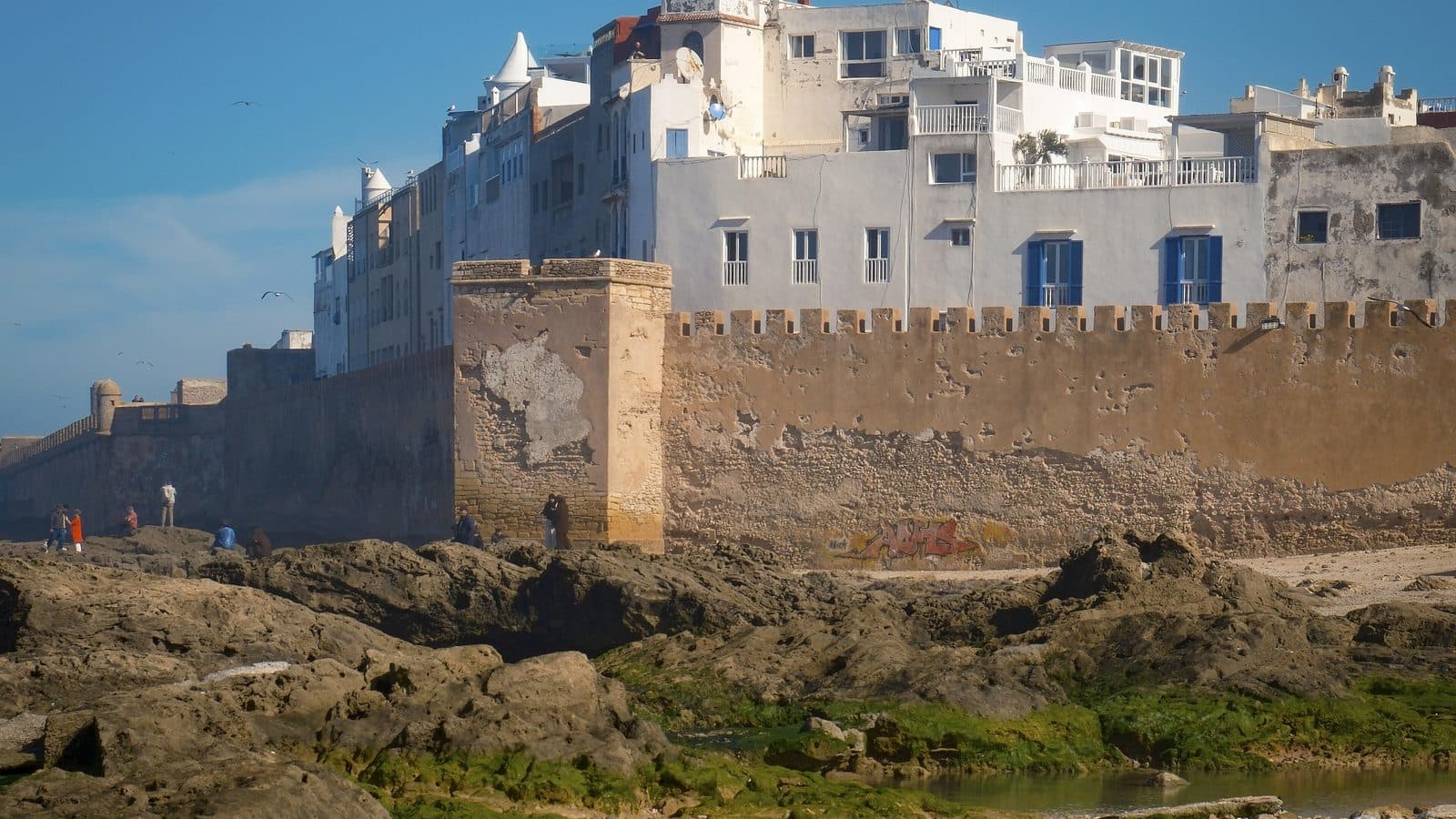 La médina blanche d'Essaouira et son mur sur la mer sous un ciel d'hiver bleu profond