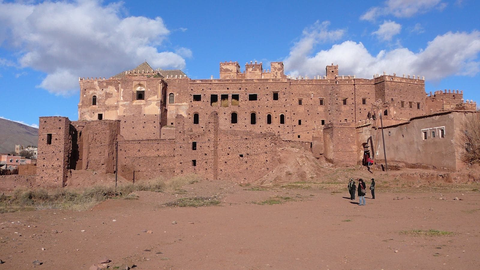 Les murs et tours de terre en ruine de la kasbah de Telouet dans le Haut Atlas