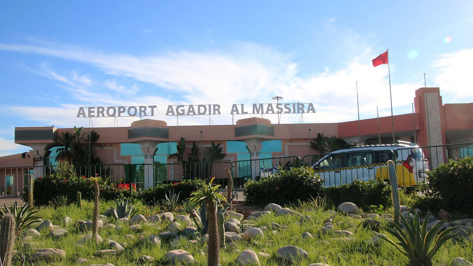 Terminal de l'aéroport d'Agadir Al Massira avec son nom sur la façade