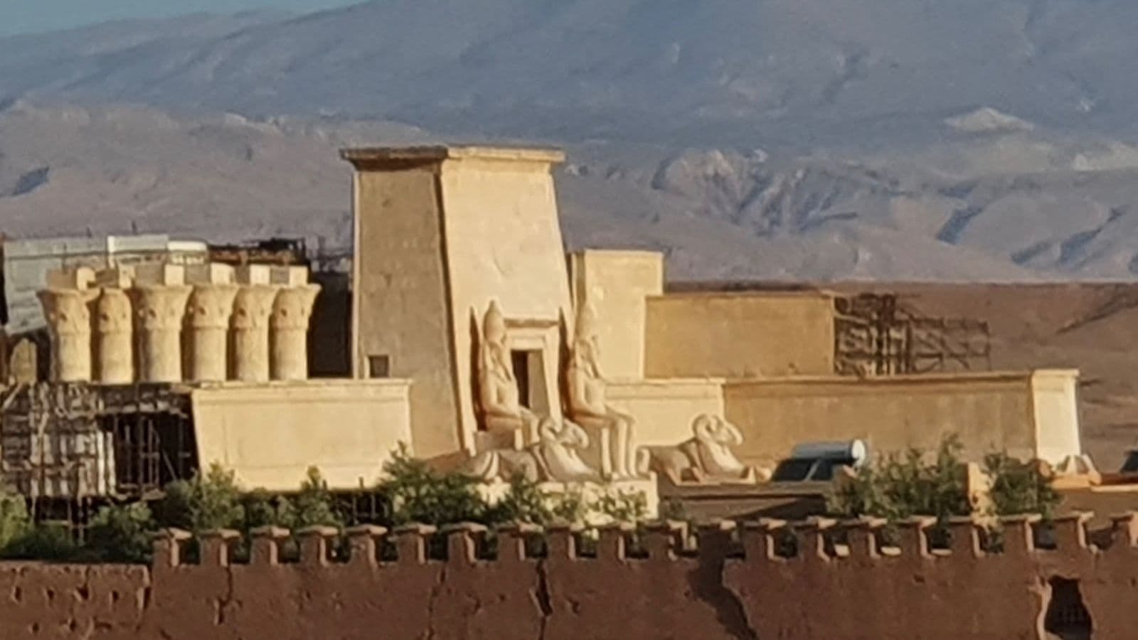 Un décor de temple égyptien avec colonnes et statues aux Atlas Studios de Ouarzazate