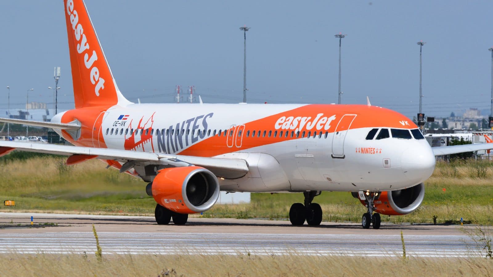 Airbus A320 d'easyJet aux couleurs de la ville de Nantes roulant sur le tarmac