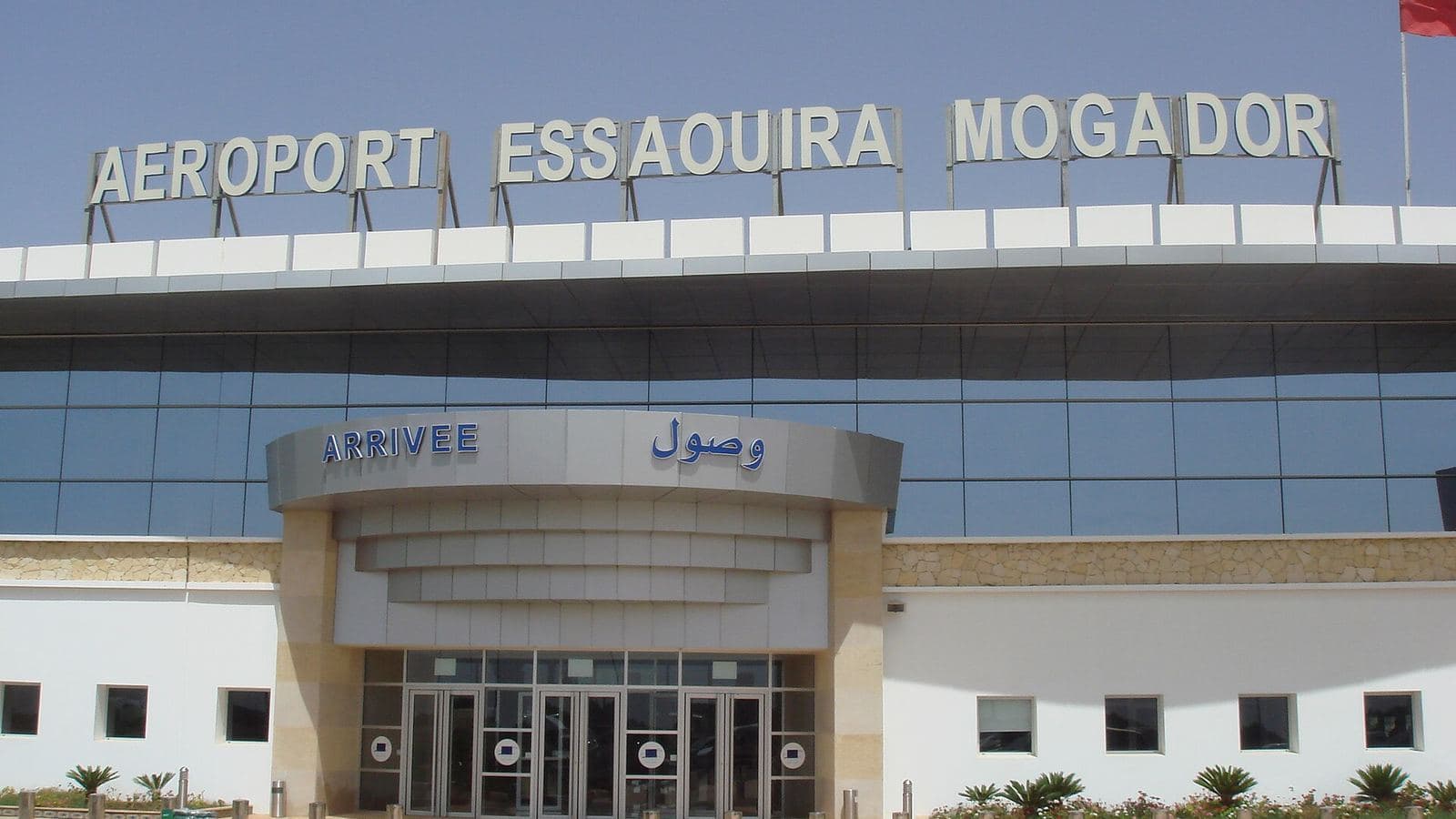 Bâtiment des arrivées de l'aéroport Essaouira Mogador avec son enseigne en français et en arabe