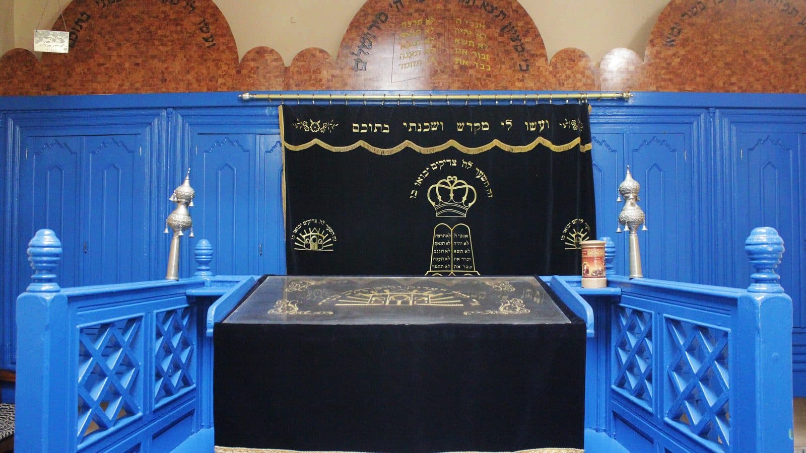 La tébah en bois bleu et l’arche de la synagogue Rabbi Haïm Pinto à Essaouira