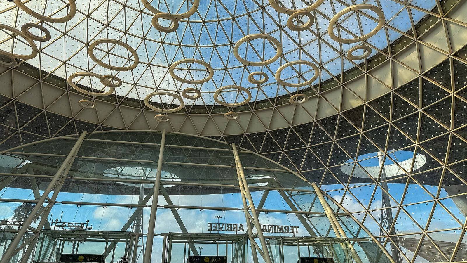 L'intérieur du terminal de l'aéroport Marrakech Menara avec sa coupole vitrée ajourée