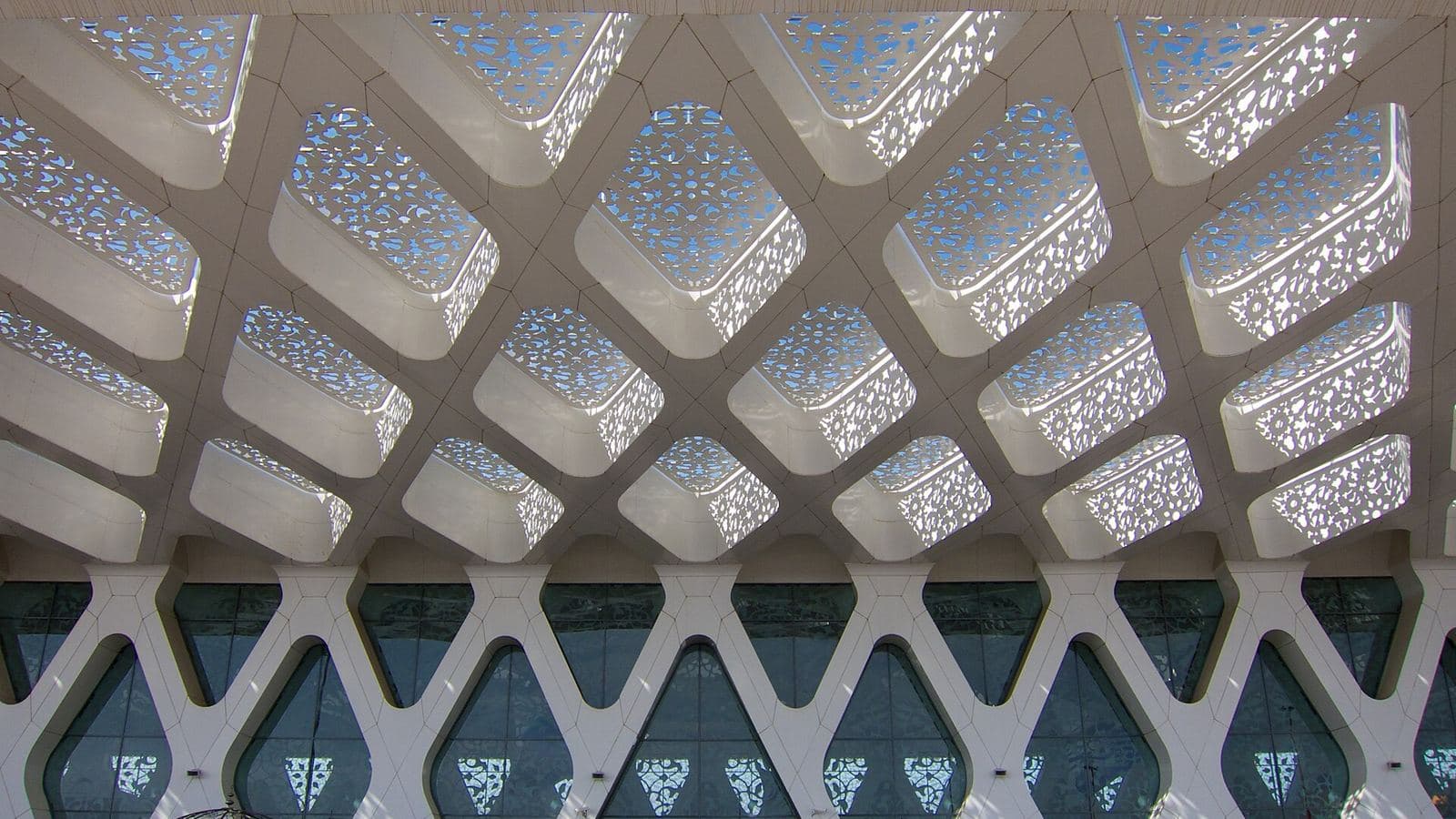 Toiture géométrique blanche du terminal de l'aéroport Marrakech Menara