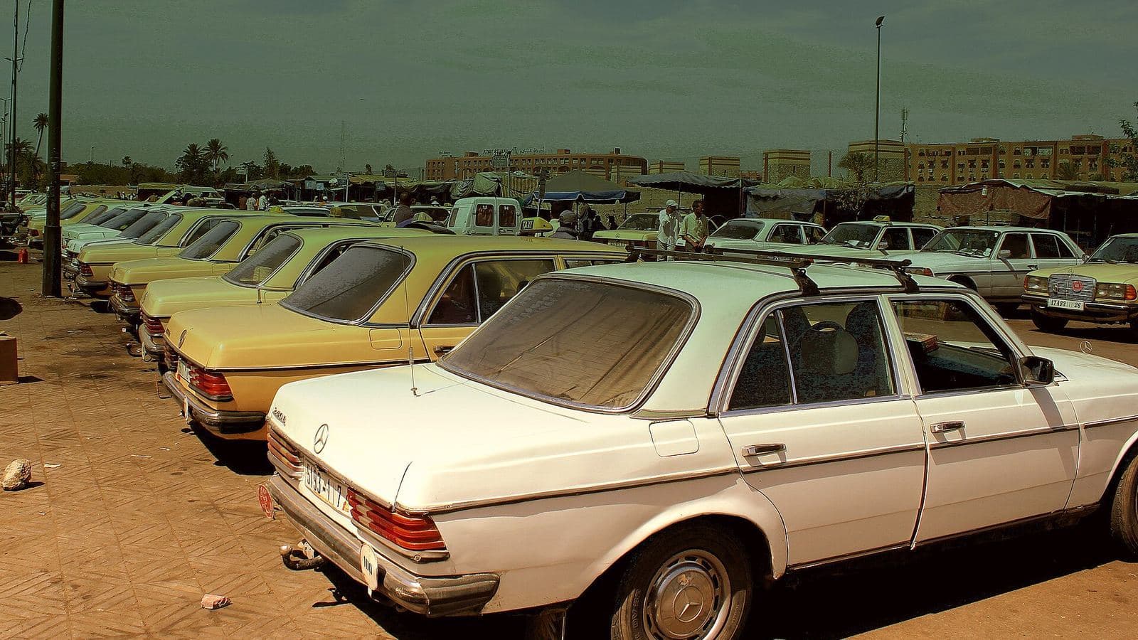 Rangée de vieux taxis Mercedes garés à Marrakech
