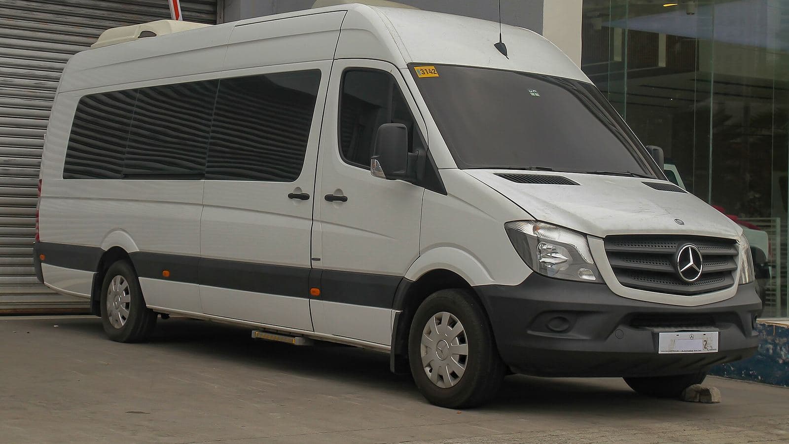 Un minibus Mercedes-Benz Sprinter blanc pour passagers