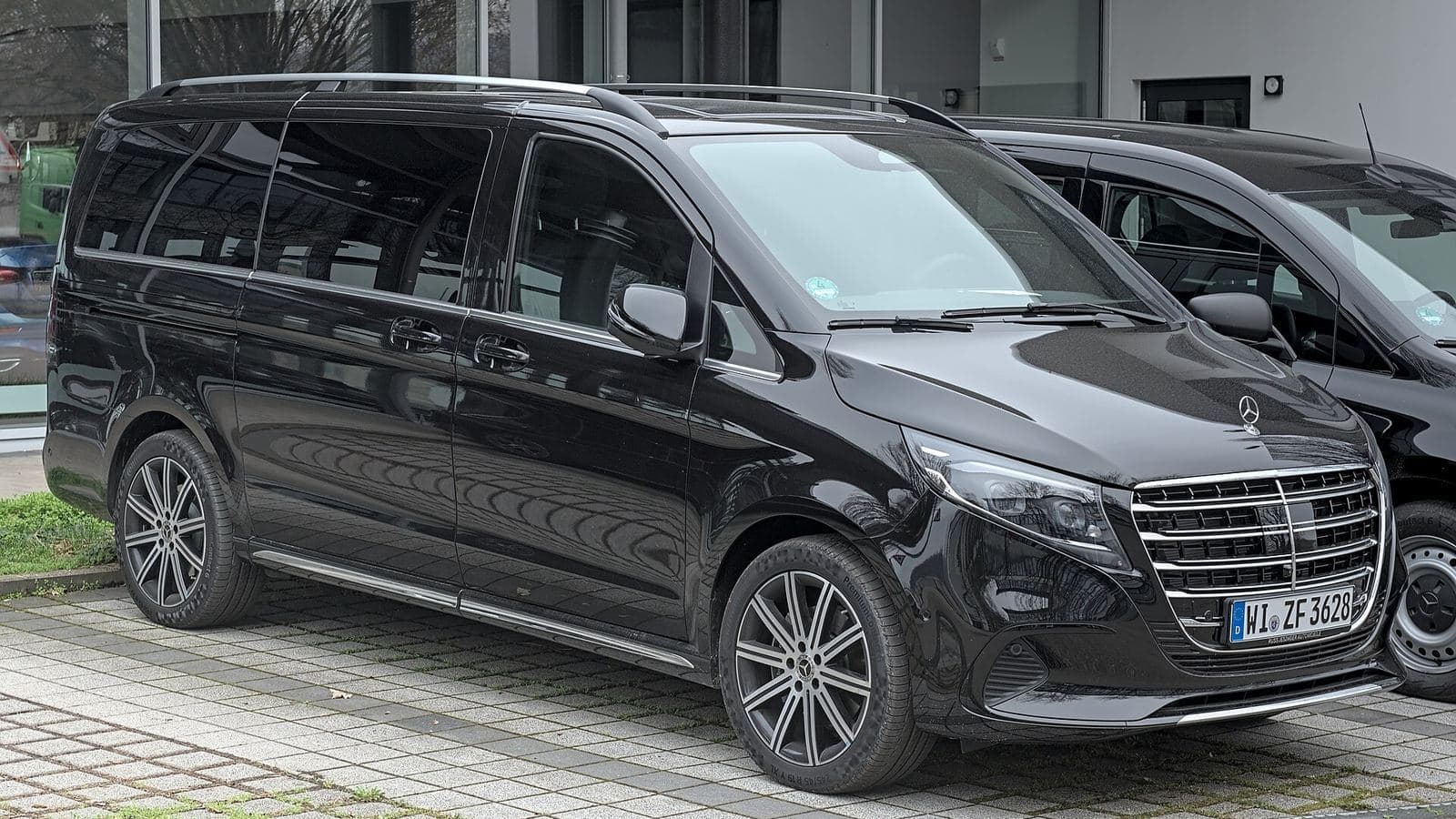 Un van Mercedes-Benz Classe V noir, du type utilisé pour les excursions privées au Maroc