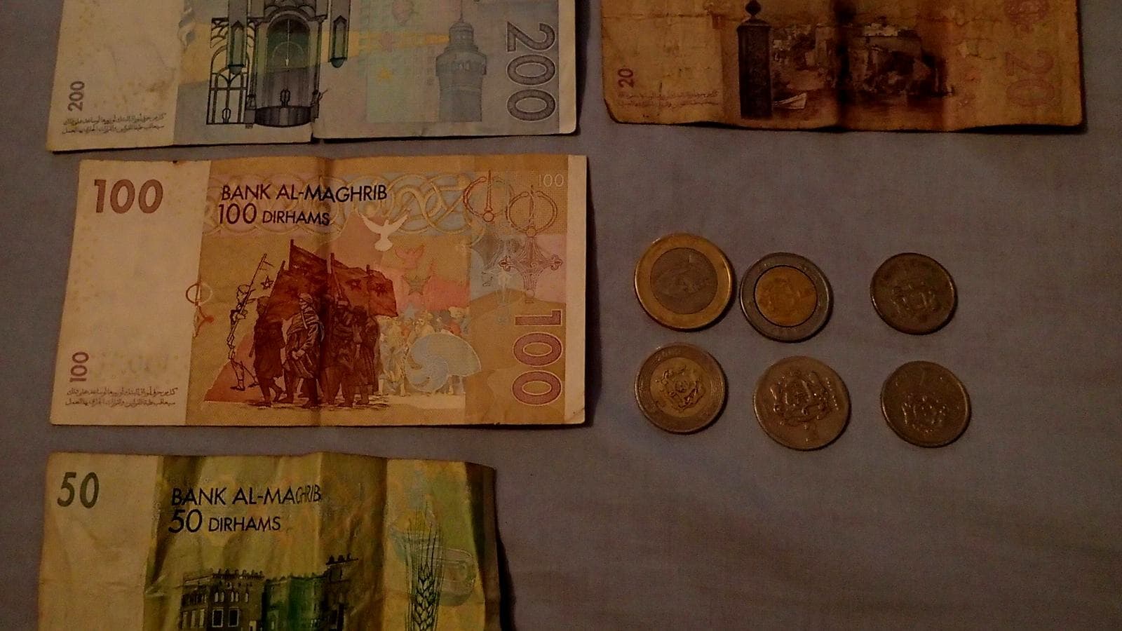 Billets de 20, 50, 100 et 200 dirhams marocains avec plusieurs pièces