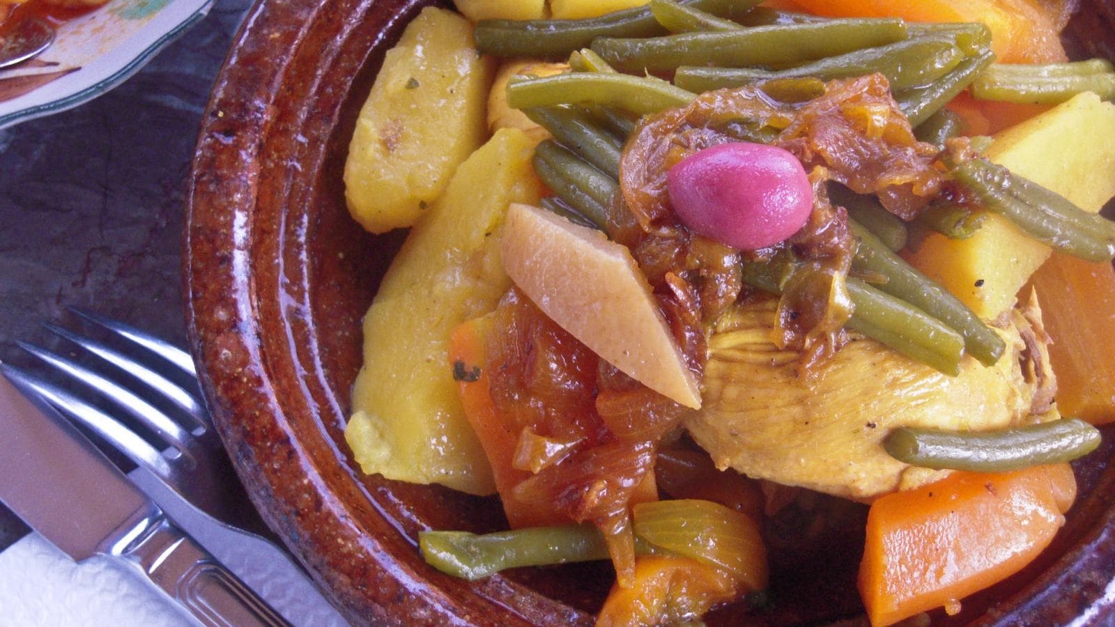 Un tajine marocain de poulet et de légumes servi dans son plat en terre cuite