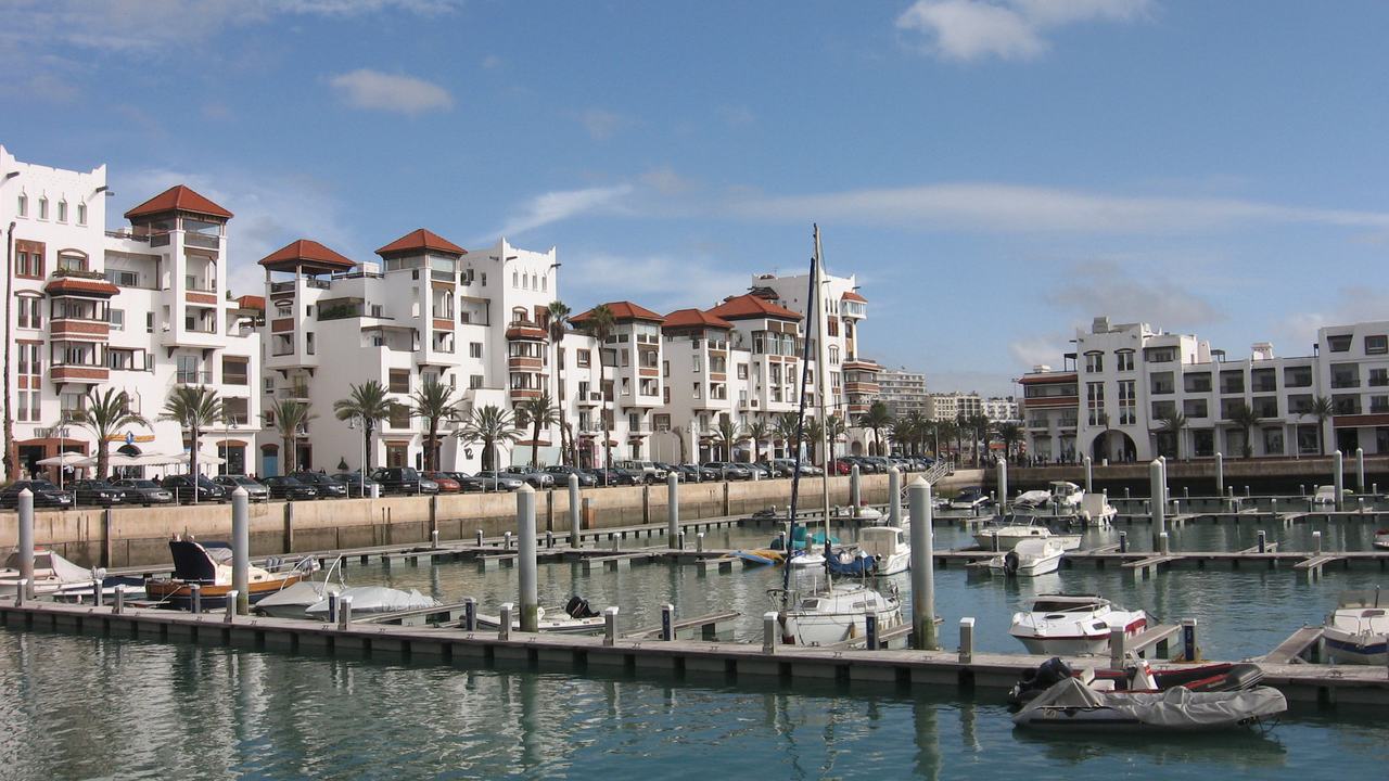 Voiliers et immeubles en front de mer dans la marina d'Agadir