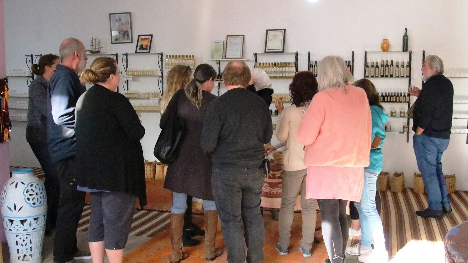 Visiteurs dans la boutique d'une coopérative d'argan au Maroc