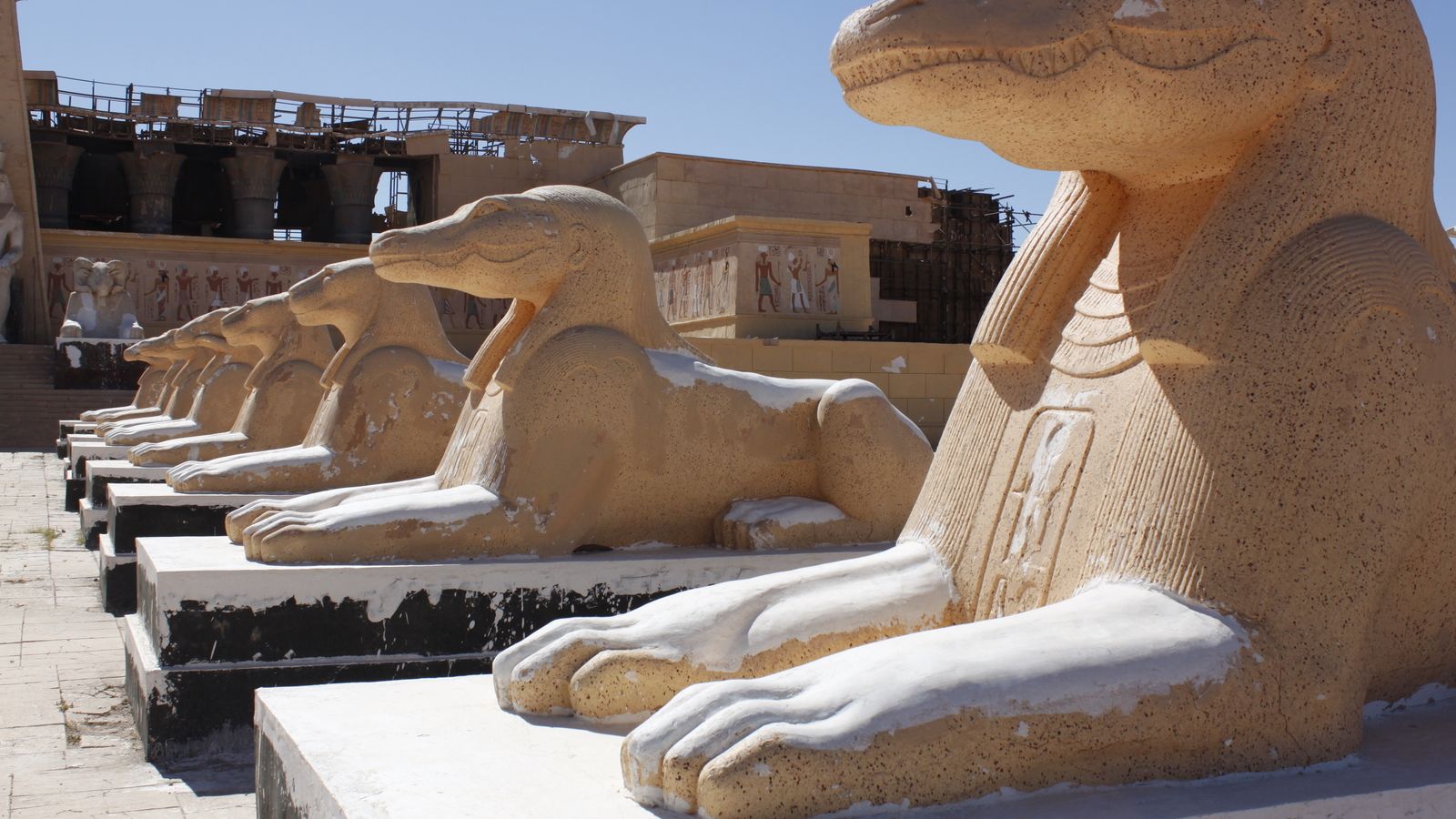 Une rangée de statues de sphinx sur un décor des Atlas Studios