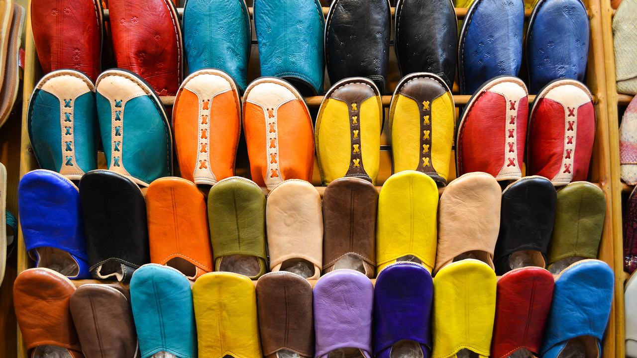 Rangées de babouches en cuir colorées en vente à Marrakech