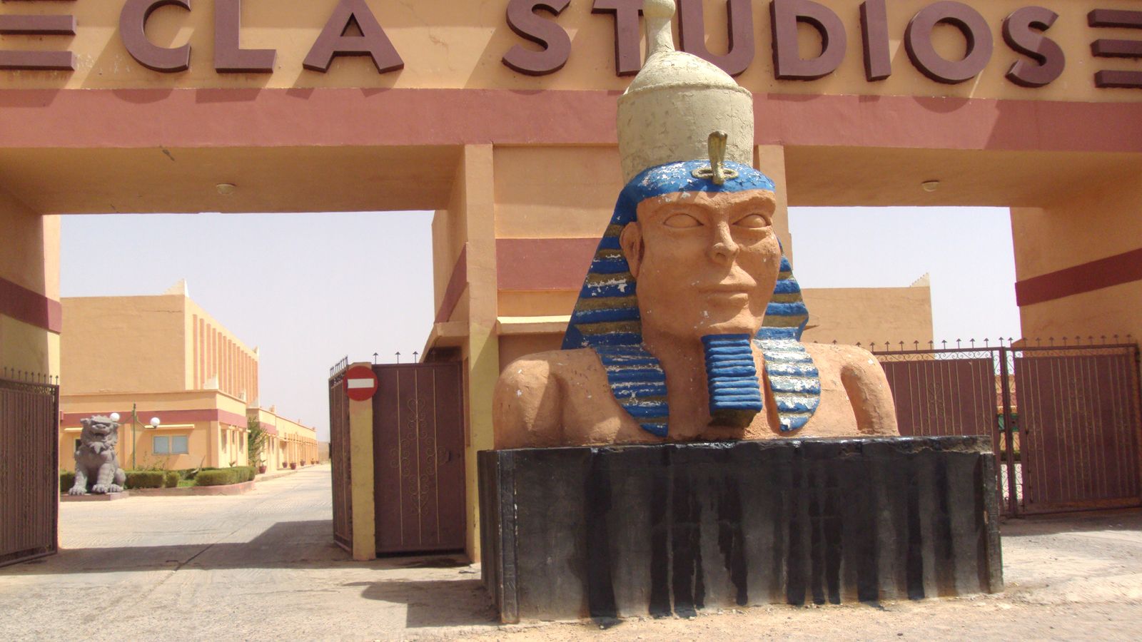 L'entrée des CLA Studios à Ouarzazate avec une tête de pharaon géante
