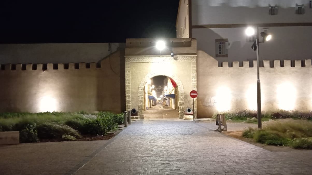 L'arche illuminée de Bab Marrakech dans les remparts d'Essaouira, la nuit