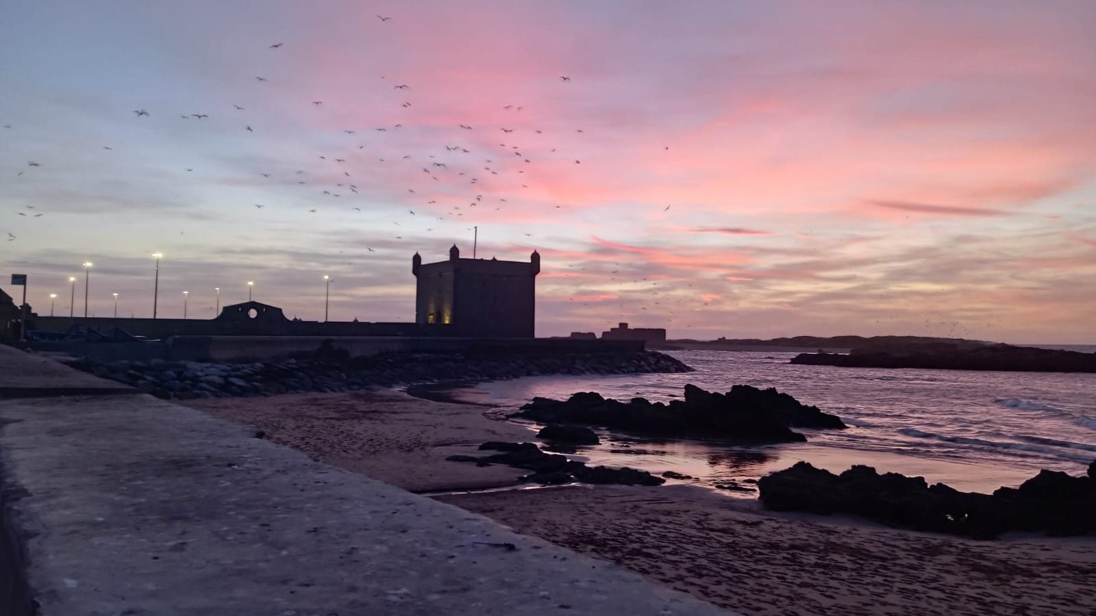 Le bastion sud d'Essaouira au crépuscule sous un ciel rose