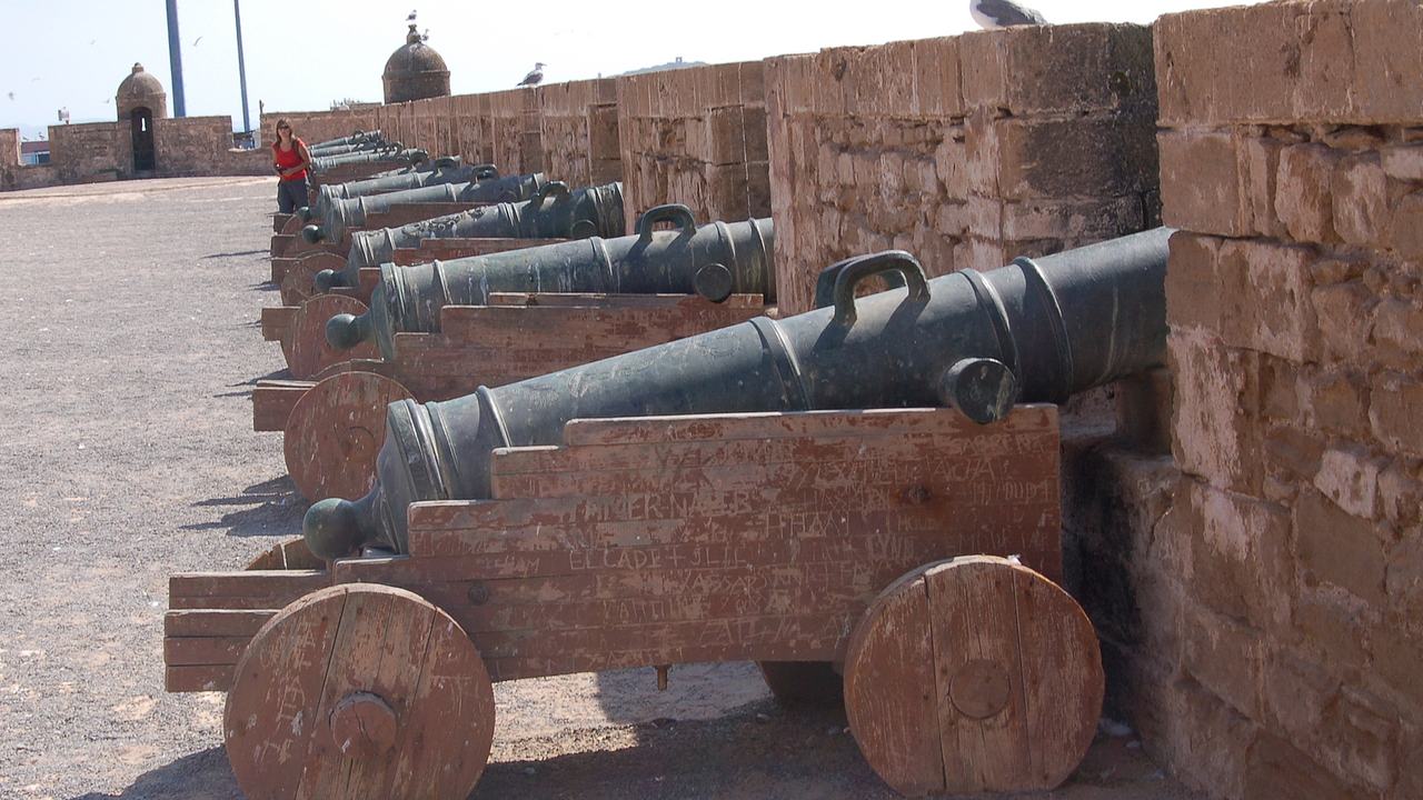 Une rangée de vieux canons sur les remparts de la Skala à Essaouira