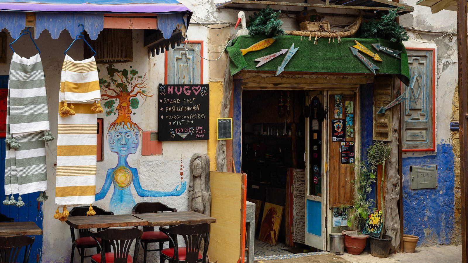 Devanture colorée d'un restaurant avec ses tables dans la médina d'Essaouira