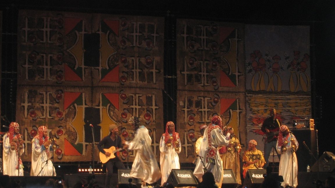 Musiciens gnaoua sur scène lors d'un concert de nuit à Essaouira