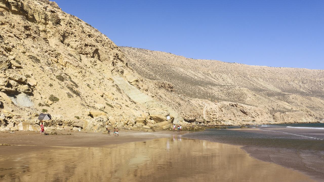 La plage et les falaises dorées d'Imsouane sur la côte atlantique