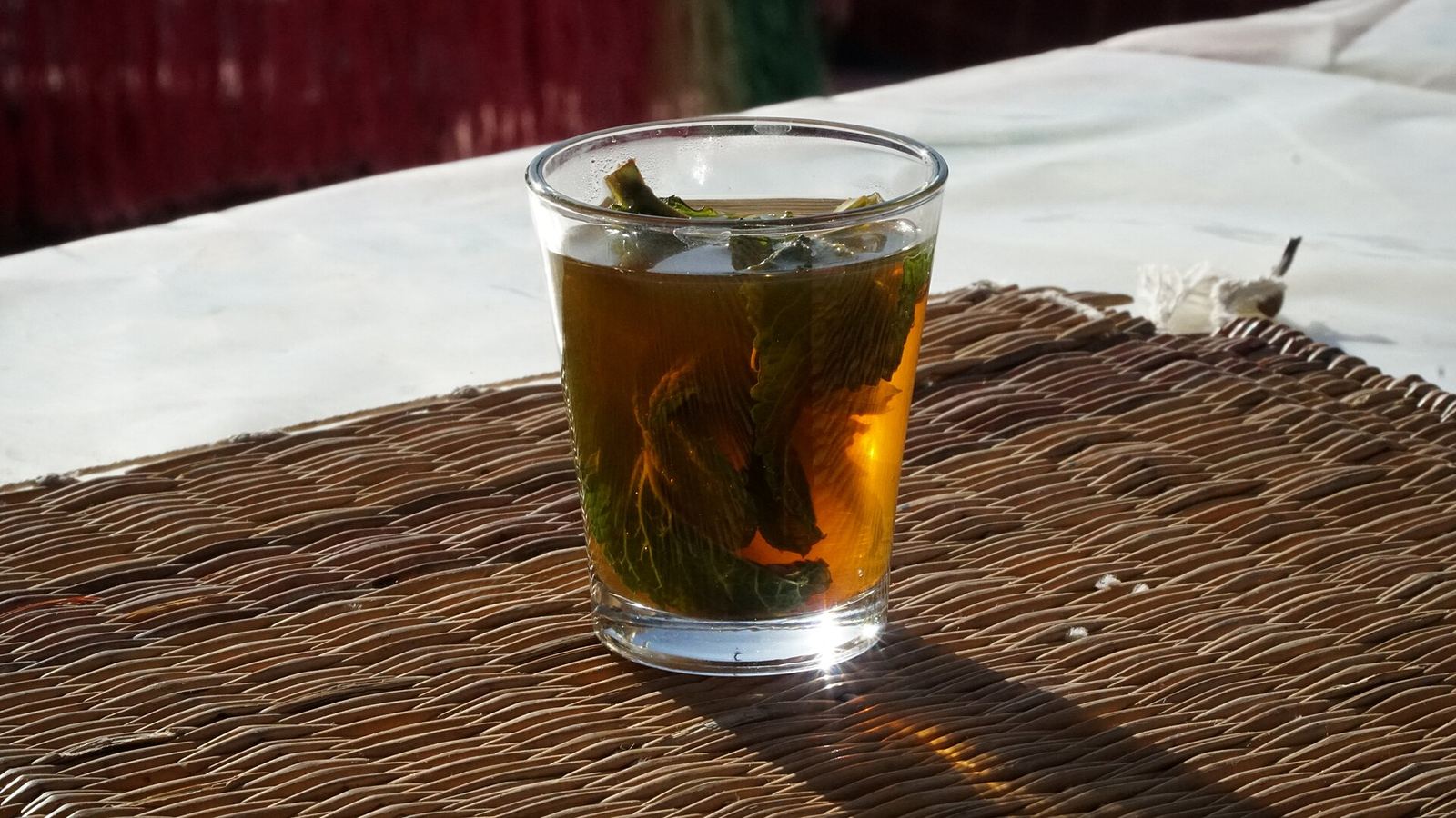 Un verre de thé à la menthe sur une table de café à Marrakech