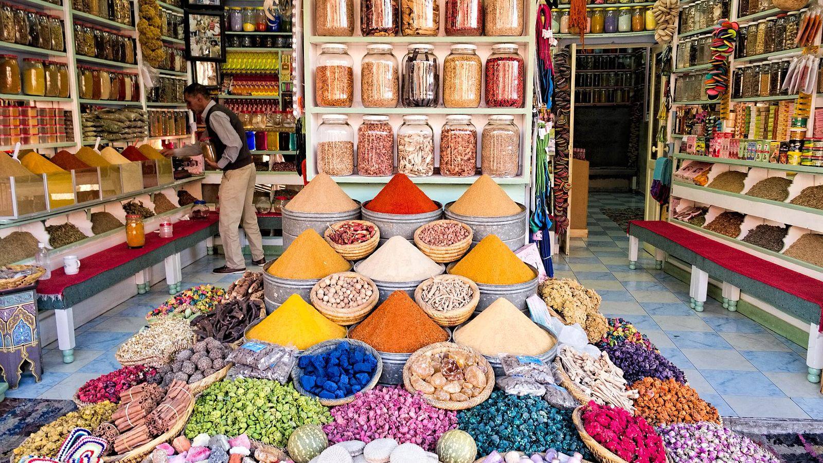 Épices colorées vendues au poids dans un souk marocain