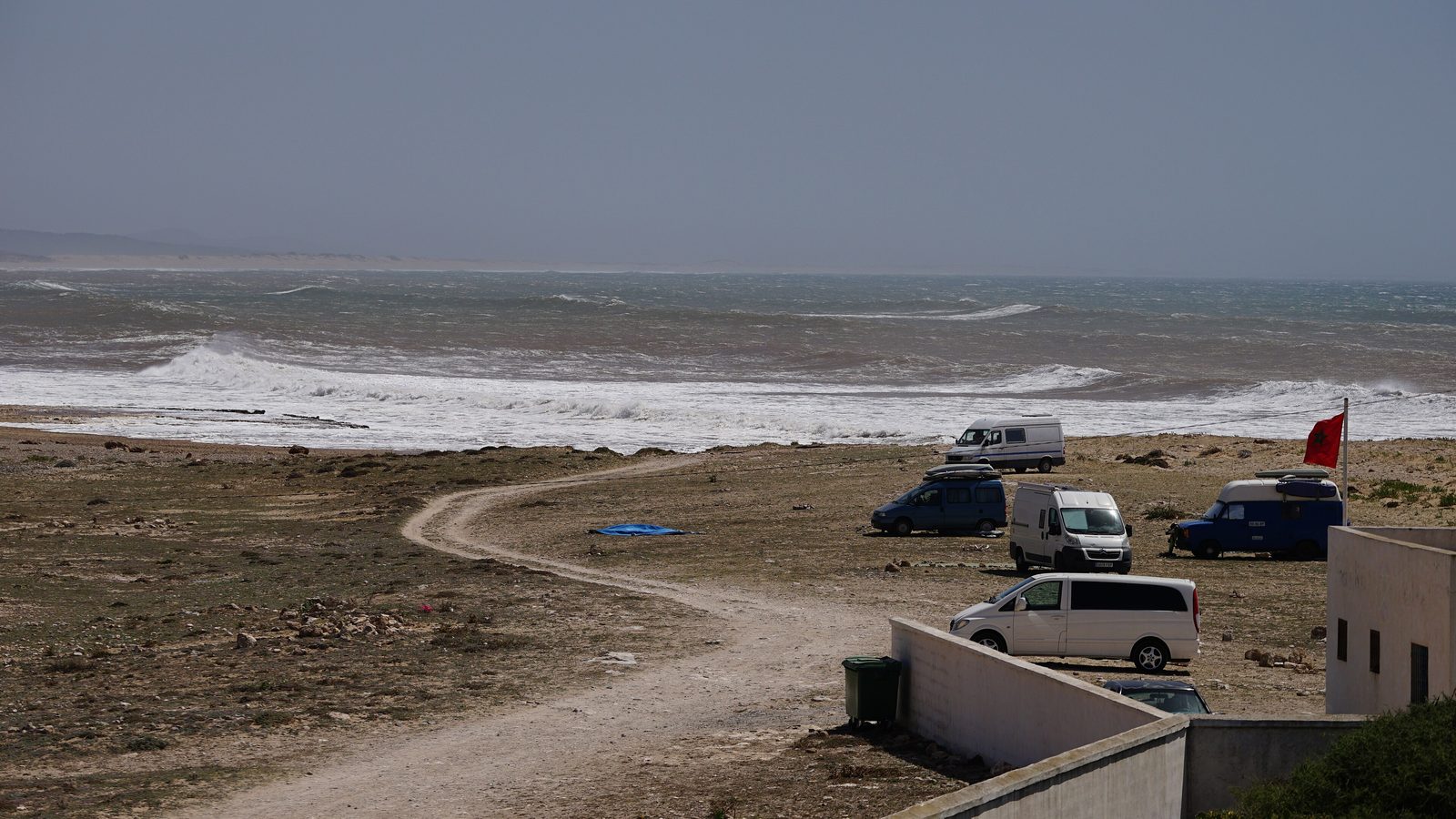 La plage et la côte de Moulay Bouzerktoune par jour de vent