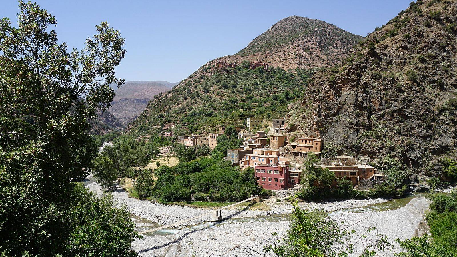 Un village au-dessus du lit de l'oued Ourika dans le Haut Atlas