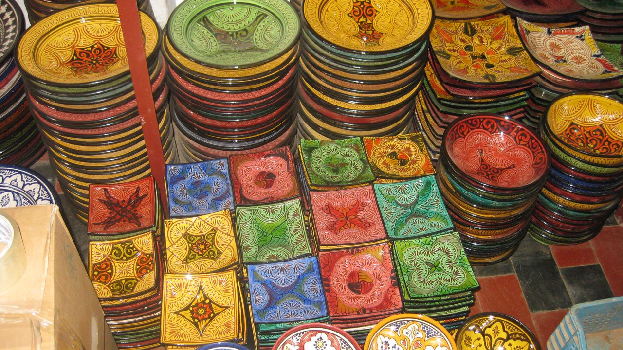 Poteries émaillées colorées empilées à la vente à Safi
