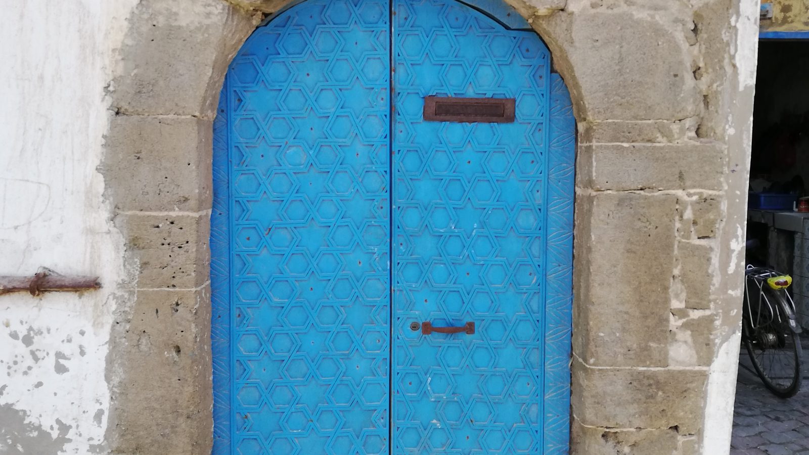 La porte bleue de la synagogue Simon Attias, dans un encadrement de pierre sculptée orné d'une étoile de David