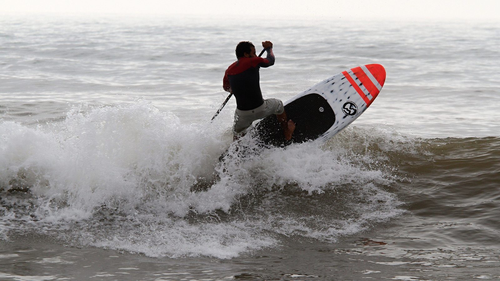 Un surfeur sur une vague à Moulay Bouzerktoune