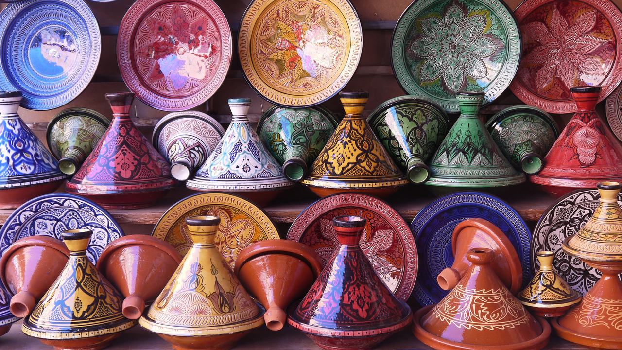 Tajines et céramiques colorés exposés dans une boutique de poterie marocaine