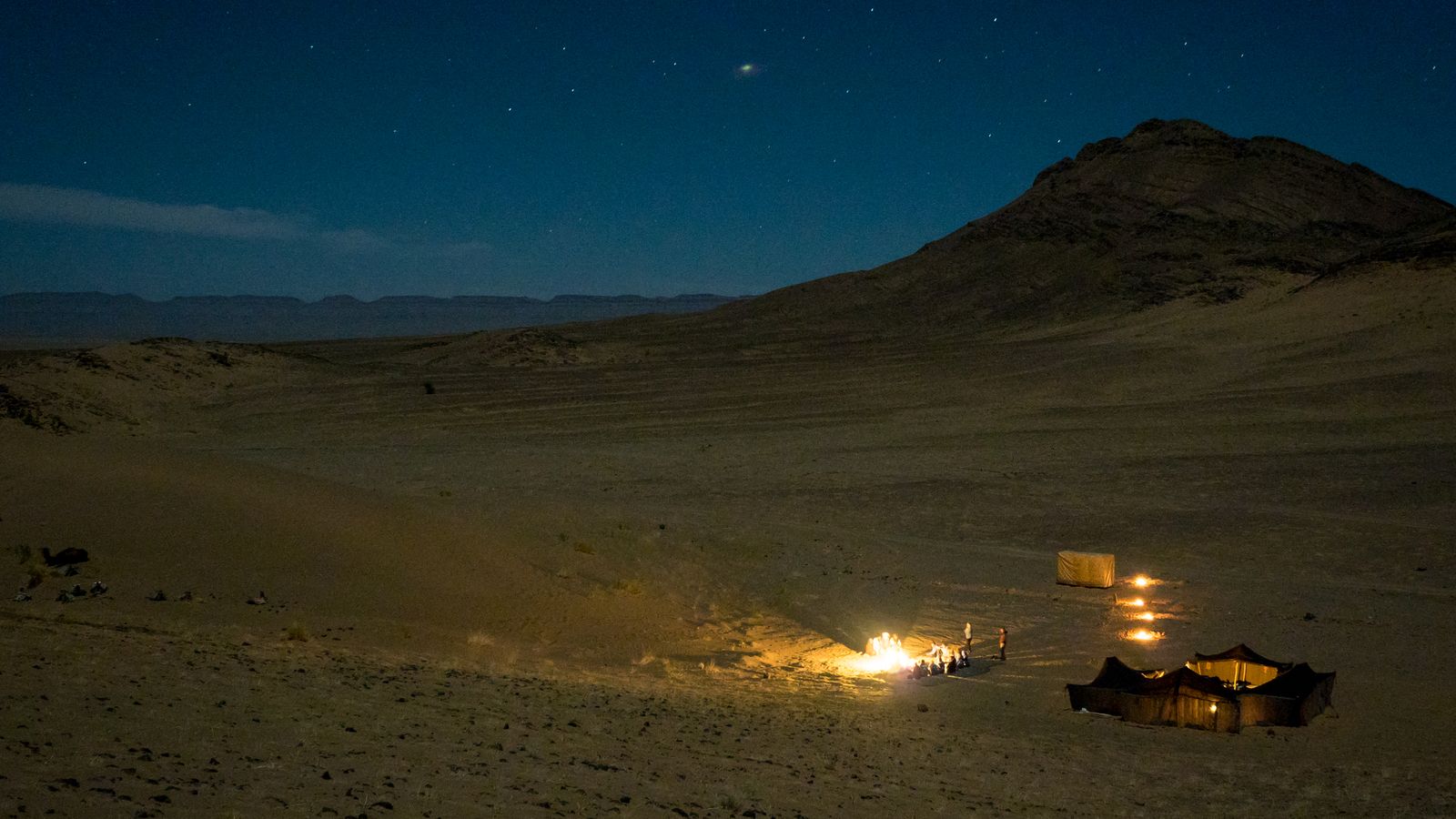 Un camp du désert illuminé sous un ciel étoilé près de Zagora